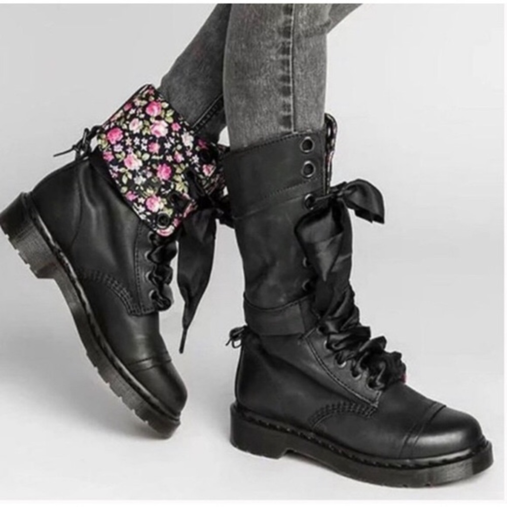 Dr. Martens Triumph black leather lug sole ribbon lace up combat boots size 8